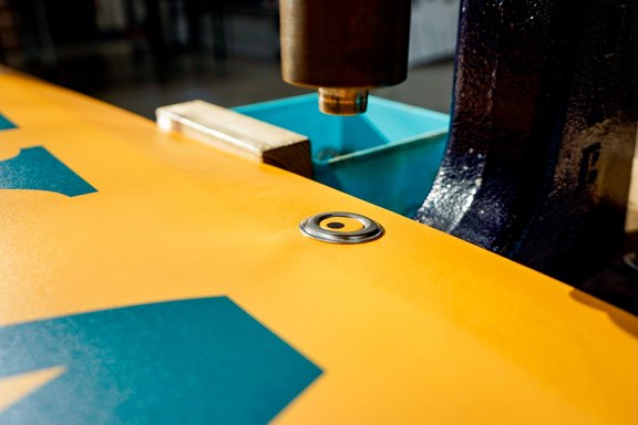 Detailaufnahme der Konfektion verschweisste Blache, Konfektion, Öesen