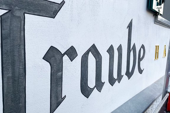 Gasthaus Traube - Handgemalte Fassadenbeschriftung Zeichnen, Tradition, Handschrift