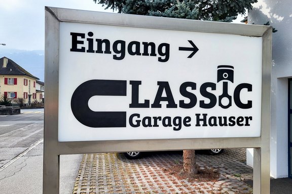Classic Garage Hauser - freistehende Leuchtwerbung Leuchtkasten, Licht, freistehend