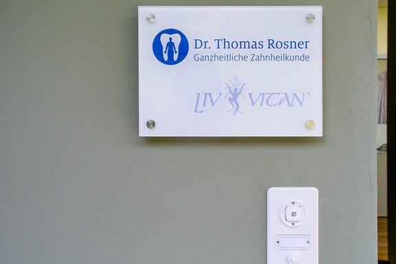 Dr. Thomas Rosner - Acryl Hinweisschild Acryl, Kunststoff, Schild, Löcher, Wandmontage