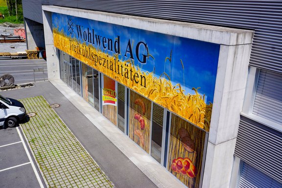 Wohlwend - Banner über Eingang verspannt Werbebanner, Eingangsbereich, Eingang, Banner, Transparent