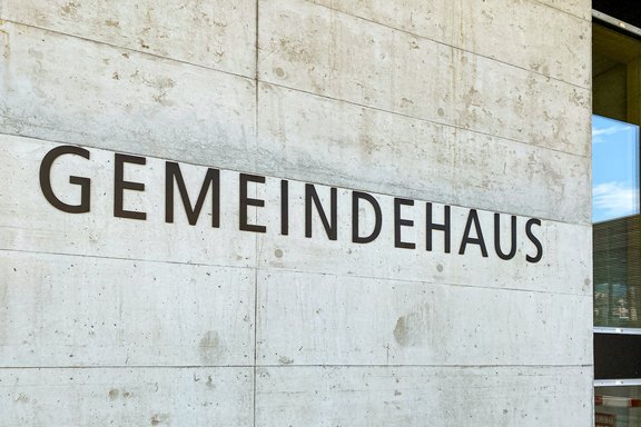 Gemeinde Gommiswald - Gebäudeanschrift Beschriftung, Information, Flachschrift, Metall, lackiert