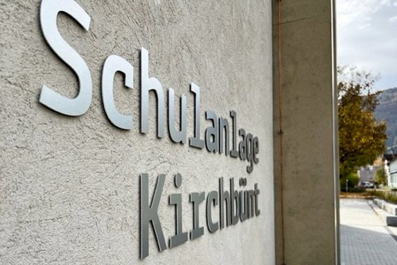 Schulanlge Kirchbündt - Flachschrift im Detail Detailansicht, Flachschrift