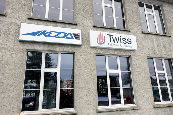 Twiss - leuchtende Fassadenwerbung Fassadentafel, Fassadenwerbung, Lichtwerbung