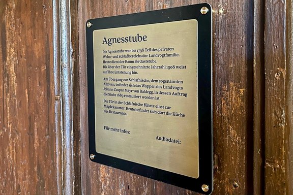 Schloss Sargans - Hinweis- Informationsschild Messing Distanzschrauben, Alu-Verbund schwarz, Messing quer geschliffen