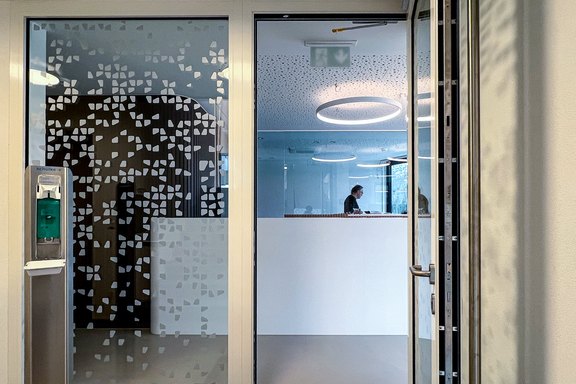 Türbeschriftung Tschütscher_Zahnärzte_Glasbeschichtung.jpg