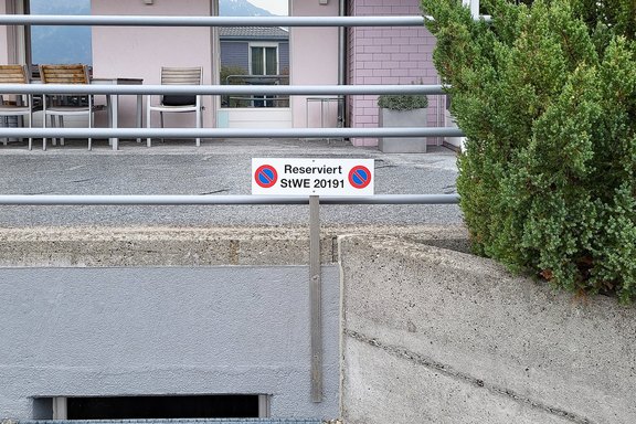 Parkplatzschild mit Konstruktion Parkplatzschild, Pfosten, Ständer