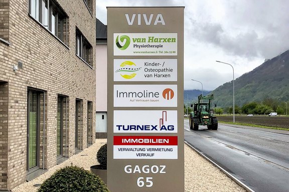 Van Harxen Physiotherapie - Pylon Stele, Pylon, Felder, Mieter, leuchtend