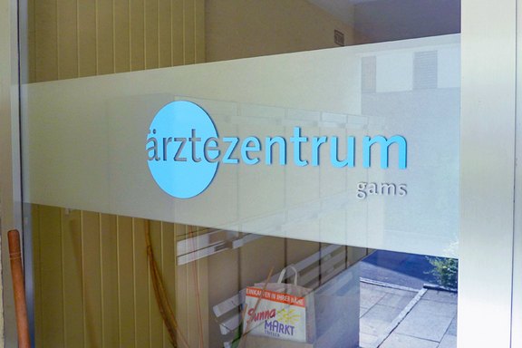 Ärztehaus Gams - Eingangstüre Folie, kleben, Informationen