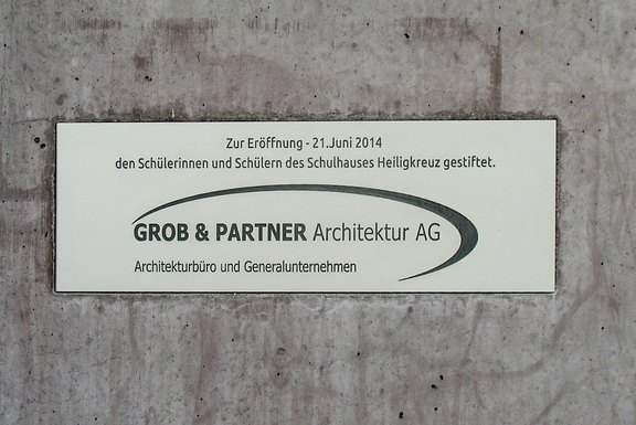 Grob & Partner Architektur - Brunnenbeschriftung Brunnenanschrift, Beschriftungen, Edelmetalle
