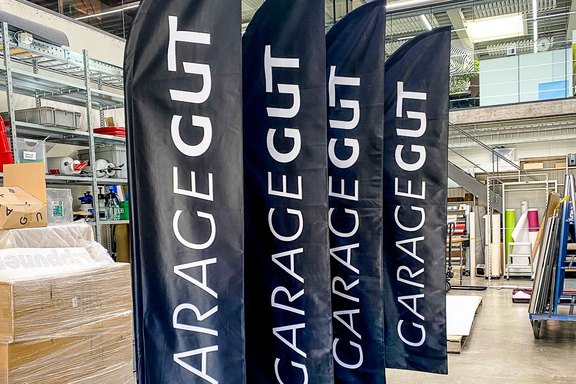 Garage Gut - freistehende Fahnen Fahnen, freistehend, bedruckt