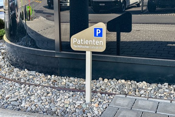 Schütscher Zahnärtze - Parkplatz Schild Konturgefräst - Aluschild - Erdspiess