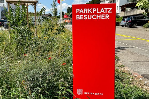 Hiweisstele mit Beschriftung Stele_ganz.jpg