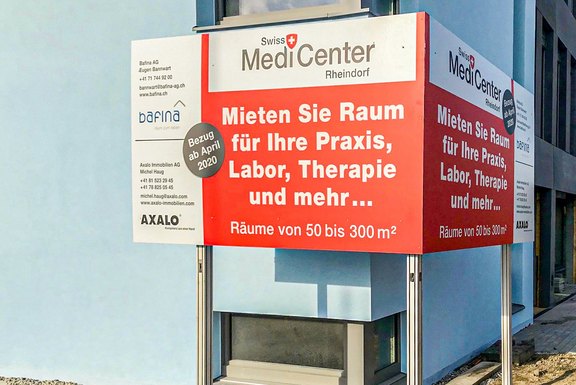 Swiss Medi Center, Vermietungstafel Baureklame, Druckwerbung, Bautafeln, Neubauausschreiben, Baustellenwerbung