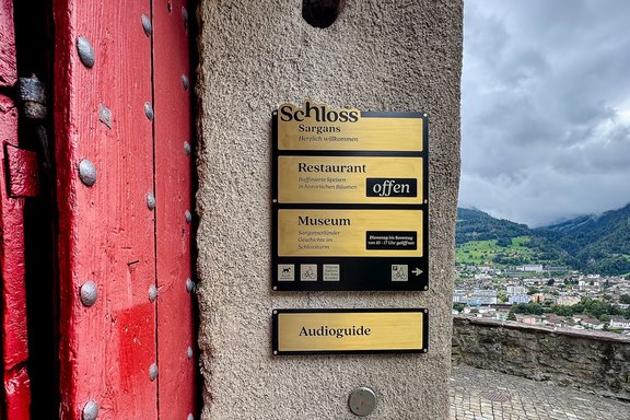Stiftung Schloss Sargans - Eingangsbeschriftung Systemschild, Einschub, Messing geschliffen, Grundplatte