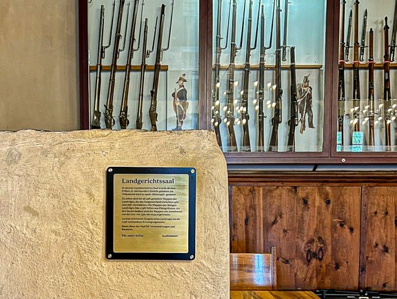 Stifrung Schloss Sargans - Informationsschild Messing Distanzschrauben, Alu-Verbund schwarz, Messing quer geschliffen