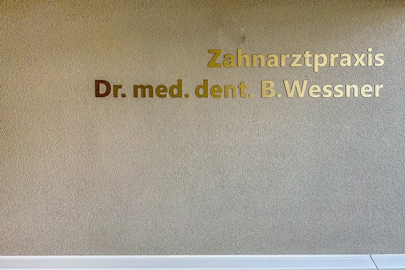 Zahnarztpraxis - Firmenanschrift Flachschrift, Design, Aussenbeschriftung