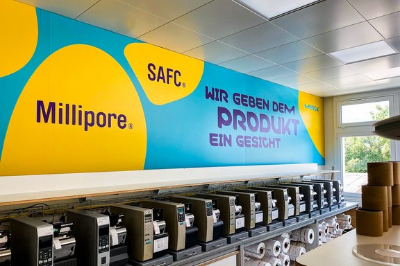 Beschichtete Wand im Lager Merck_Wandbeschichtung.jpg