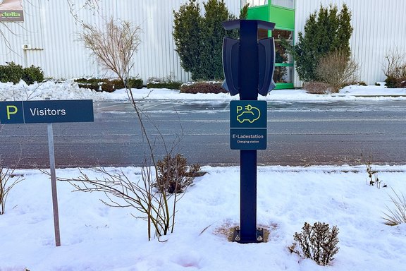 VAT - Elekro-Ladestation und Parkplatz Verbundplatte bedruckt, Schutzlaminat, Erdspiess