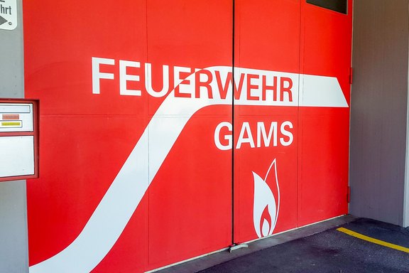 Feuerwehr Gams - Torbeschriftung Wandbeschichtung, Kleber, Plott, geschnitten