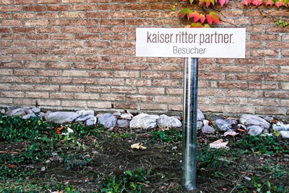 Kaiser Ritter Partner - Parkplatzkennzeichnung Parkplatzkennzeichnung, Schild, Ständer, Montage