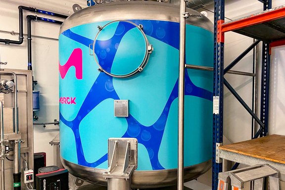 Folierter Edelstahltank Merck_Edelstahltank.jpg