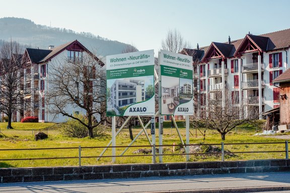 Axalo Baureklame Neuräfis Umgestaltung Baureklame, Druckwerbung, Bautafeln, Neubauausschreiben, Baustellenwerbung
