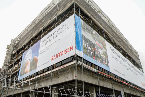 Raiffeisen, Baustellenbanner Baustellenbanner, Baustellenwerbung, Gerüstwerbung, Gitternetzbanner, Bauzaun, Druckwerbung