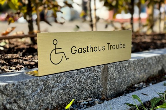 Gasthaus Traube - Parkplatzschild Edelschild, Parkplatzbeschriftung