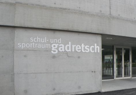 Schule Gadretsch - verklebte Flachschrift mit Primer 