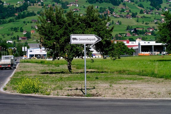 Freistehender Wegweiser freistehender Wegweiser, Richtungszeiger, Hinweise