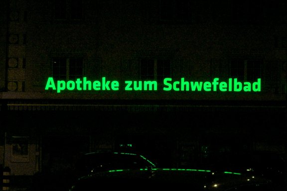 Apotheke zum Schwefelbad - Leuchtschrift bei Nacht Nachtansicht, dunkel, Licht, leuchtend