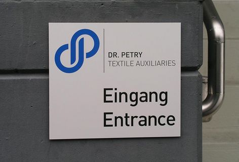 Dr. Petry Chemie AG - Hinweisschild Eingang