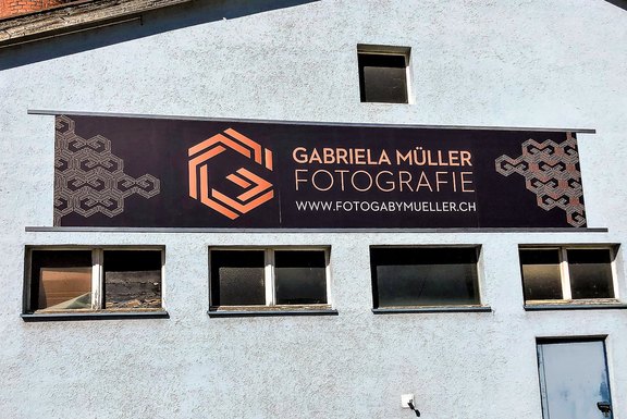 Gaby Müller - Fassadenwerbung Grossformat, Tafel, Fassade