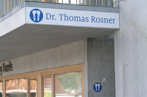 Dr. Thomas Rosner - Beschriftung Eingang