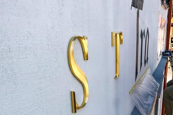 Gasthaus Traube - vergoldete Reliefbuchstaben Gold, vergolden, Reliefschriften