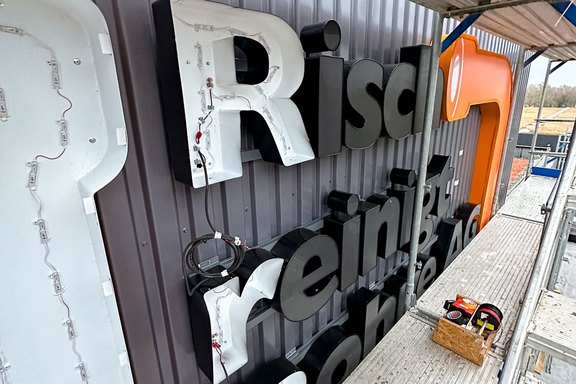 Risch reinigt Rohrer - Leuchtschrift von innen Innenansicht, Leuchtbuchstaben,