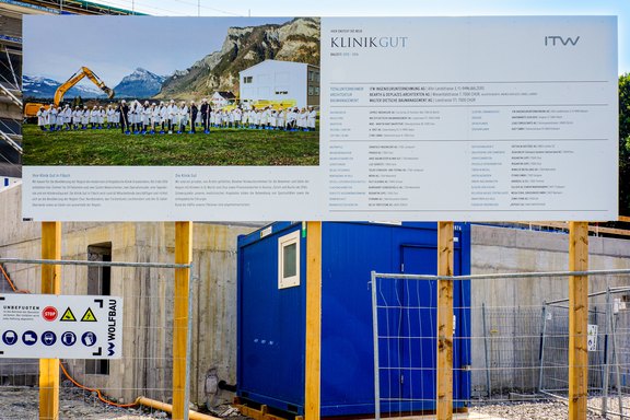 Bauvorhaben, Schild, Klinik Gut, Baureklame Baureklame, Druckwerbung, Bautafeln, Neubauausschreiben, Baustellenwerbung