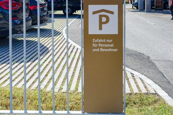 Hinweisschild zur Einfahrt Büelriert_HWT_Einfahrt.jpg