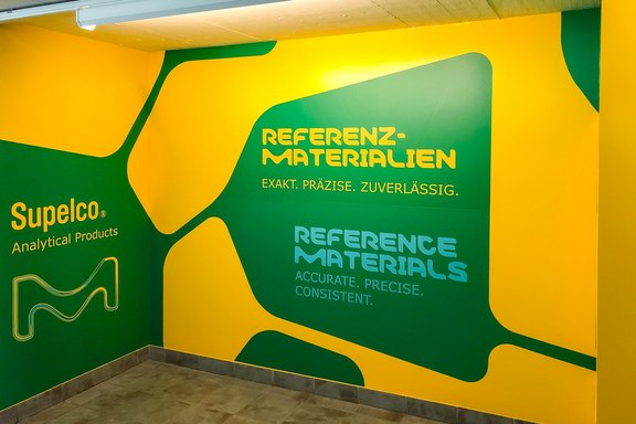 Merck - Nischenverkleidung aus Folie Wandfolie, Folie, bedruckt, Farben