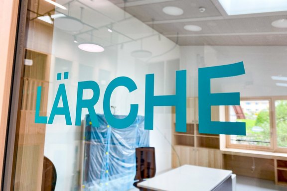 Schulanlage ZIL - Klassenzimmerbeschriftung Glastüre, Folie, geschnitten, blau