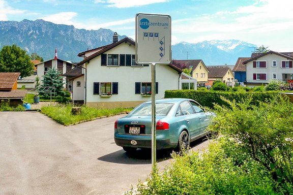 Ärztehaus Gams - Hinweisschild an Konstruktion Aufsteller, Hinweisschild, Tafel, Aluminium, Rahmen, Konstruktion