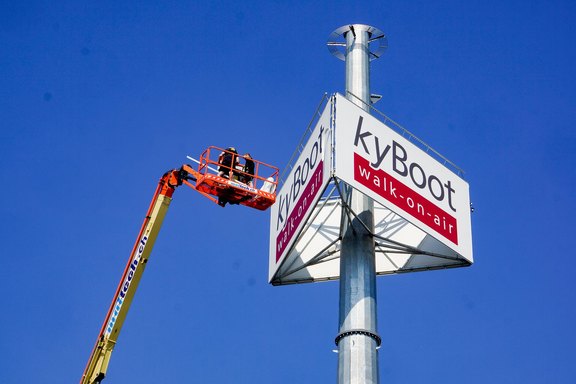 KyBoot - Werbemast belegt mit bedruckten Banner Spezialanfertigung, Banner, verspannt