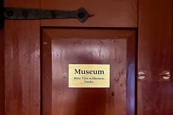 Stiftung Schloss Sargans - Einfaches Hinweisschild Messing direktdruck, UV-Druck, seidenmatt lackiert