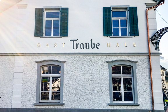 Gasthaus Traube - Edle Fassadenbeschriftung mal anders Fassadenbeschriftung, Handarbeit, Tradition