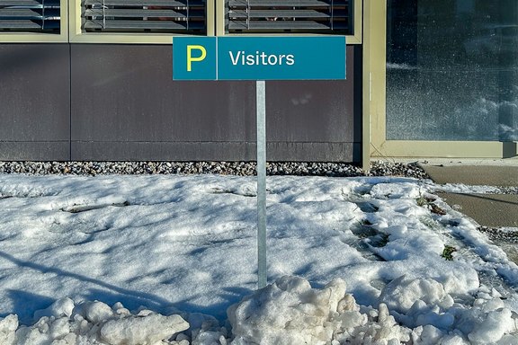 VAT - Parkplatzschild Verbundplatte bedruckt, Schutzlaminat, Erdspiess