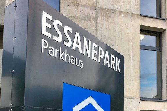 Essanepark - Pylonbeschriftung Flachschrift Beschriftung, Dekorelement, Reliefschrift