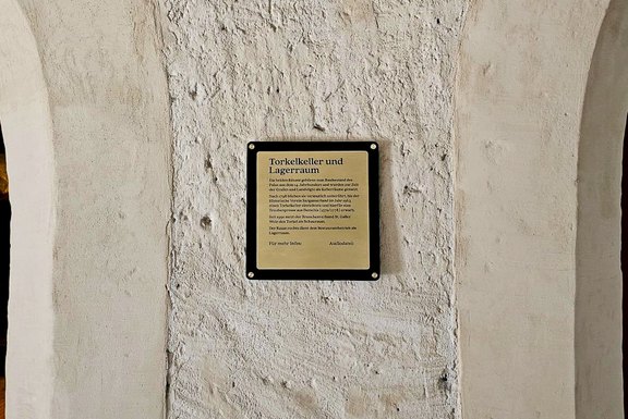 Stiftung Schloss Sargans - Raumbeschriftung Messing Schild, Abstandhalter, Alu-Verbund, Konturgefräst