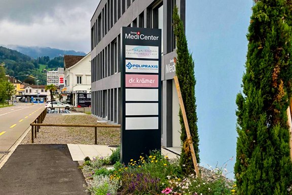 Swiss Medi Center - LED Pylon Leuchtpylon, Pylon, Stele, Licht, LED