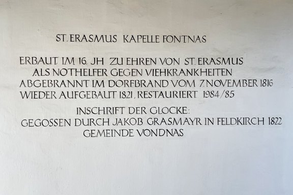 Kalligraphische Beschriftung auf Verputz in Pinselmanier Wandmalerie